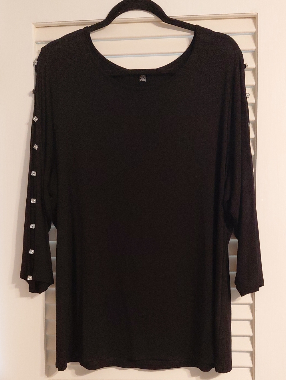 Cable & Gauge 1X Black 3/4 Slit Sleeves with Rhinestone Embellishments Knit Top